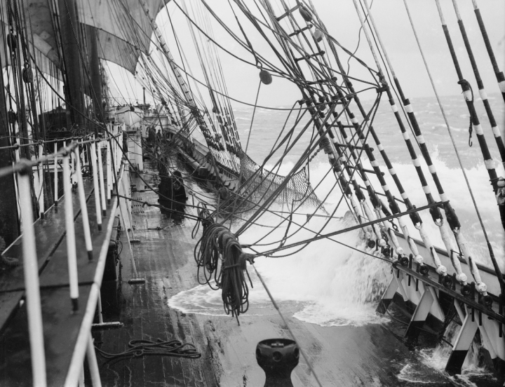 parma-under-heavy-sail